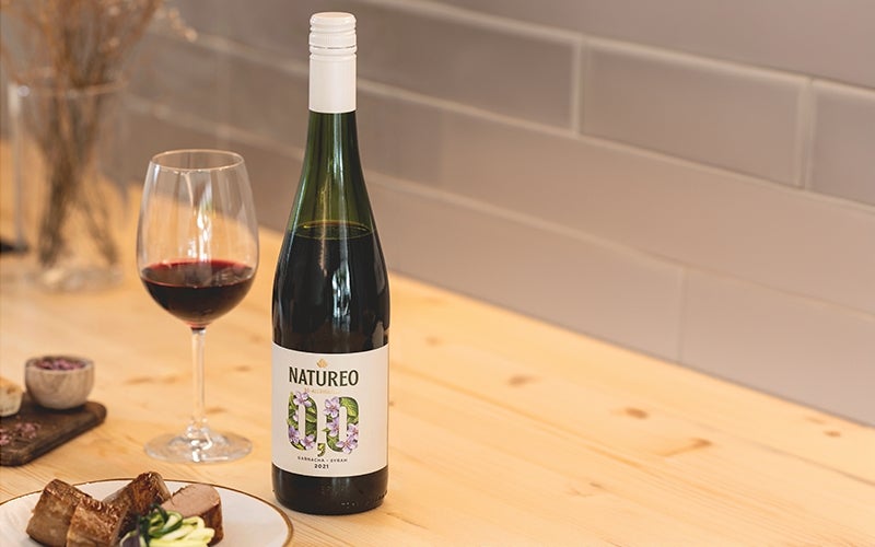 Fles alcoholvrije wijn op houten tafel