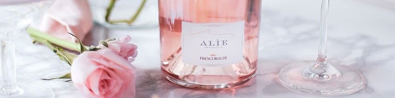 Roze roos met een fles rosé