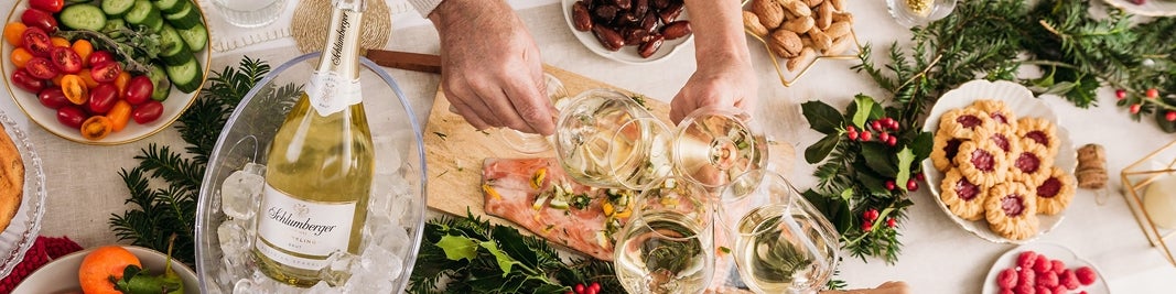 Fles bubbels in koeler met eten eromheen
