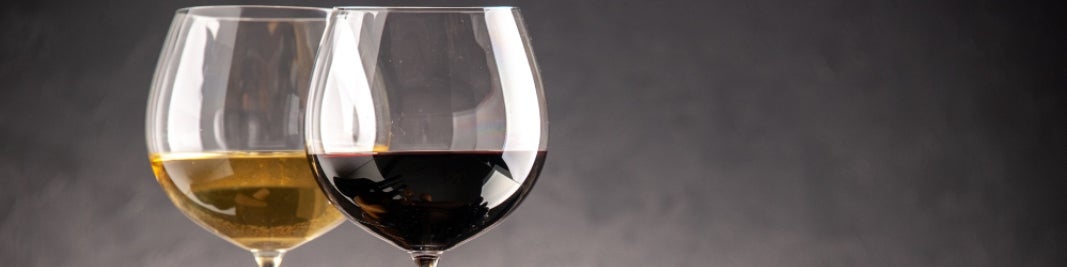 Verschillende glazen wijn met verschillende soorten wijn