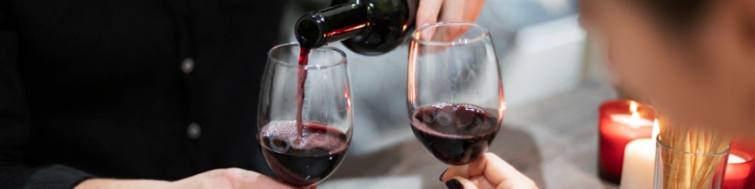Wijnglas in hand schuin vastgehouden