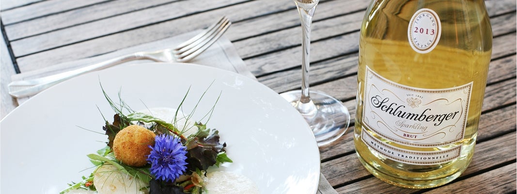Bord met eten en fles Schlumberger