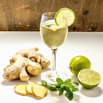 Witte wijn cocktail met gember en limoen