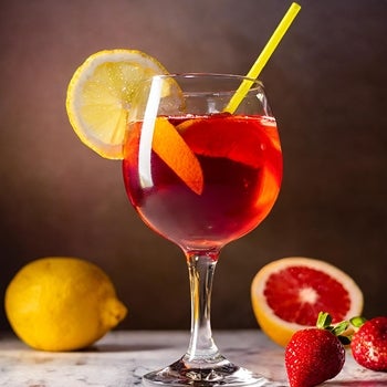 Cocktail met rode wijn, citroen, sinaasappel, aardbei