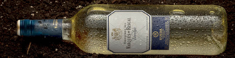 Fles Verdejo op potgrond afgebeeld