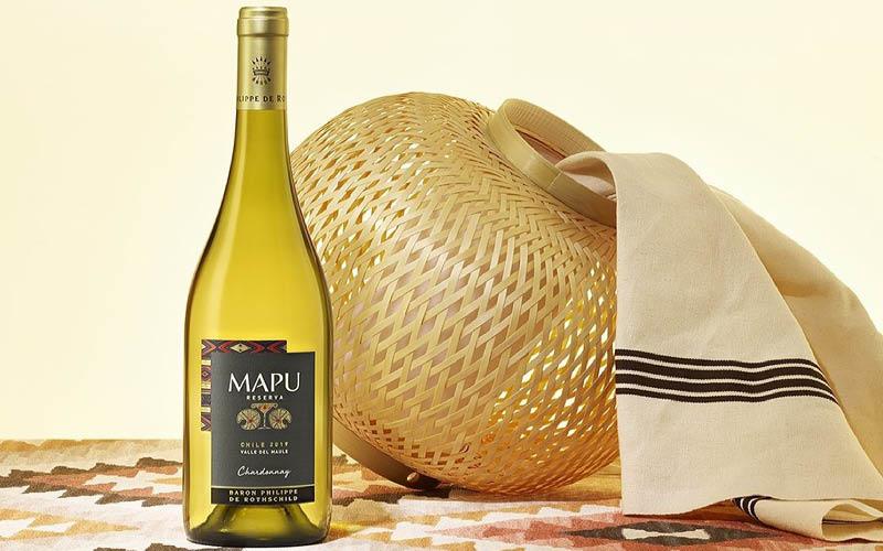 Fles Chardonnay op een gele achtergrond.