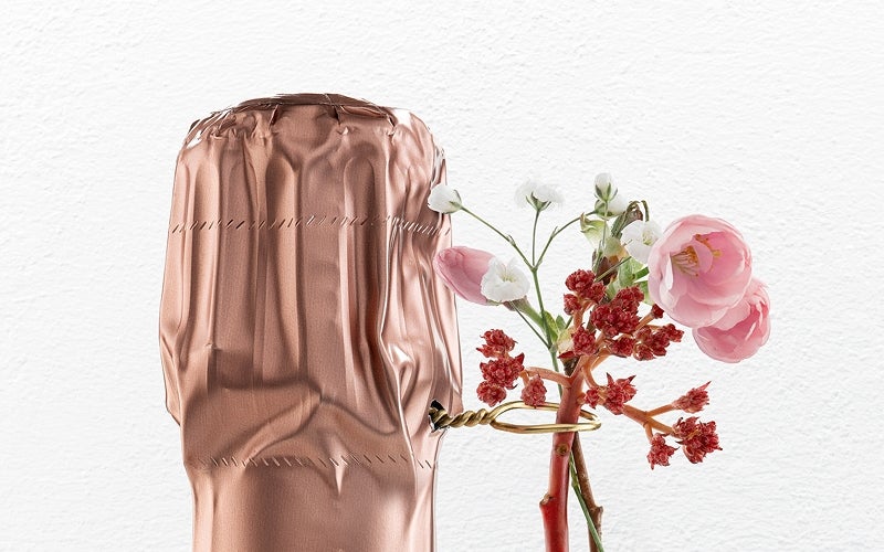 Champagnehals met een boeket bloemen