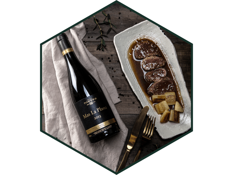 Fles Torres Mas la Plana met een bord biefstuk ernaast
