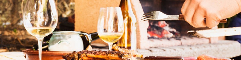 Barbecue met wijnglazen en een stuk vlees