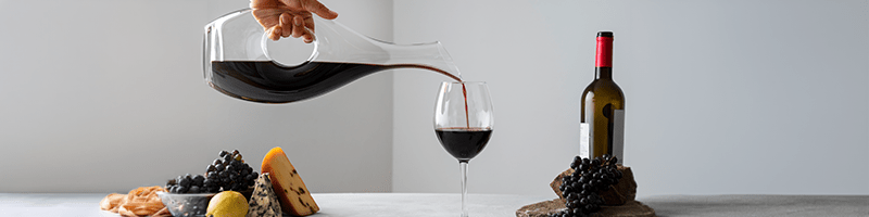 Hoelang moet je wijn decanteren Wijn decanteren met karaf en een fles rode wijn