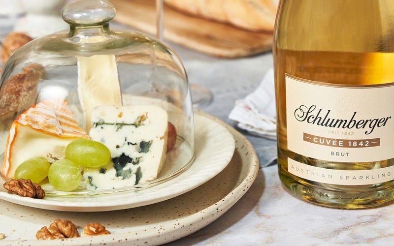 Fles Schlumberger bubbels met een kaasplankje ernaast