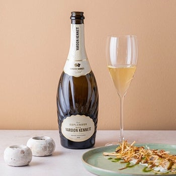 Champagnefles met champagneflute ernaast