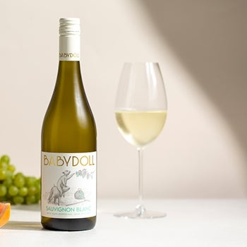 Fles witte wijn met glas witte wijn ernaast