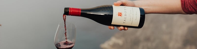 Rode wijn wordt ingeschonken in een berglandschap